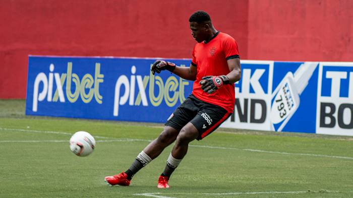 Yuri elogia preparador de goleiros do Vitória e diz se inspirar em Dida