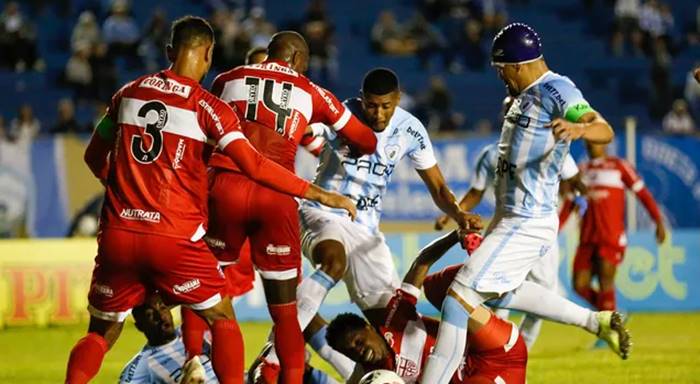Londrina vence com gol no fim, gruda no G-4 e pressiona o Vasco