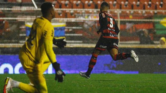 Com dois de Elkeson, Grêmio goleia e passa o Bahia; Sport é goleado pelo Ituano