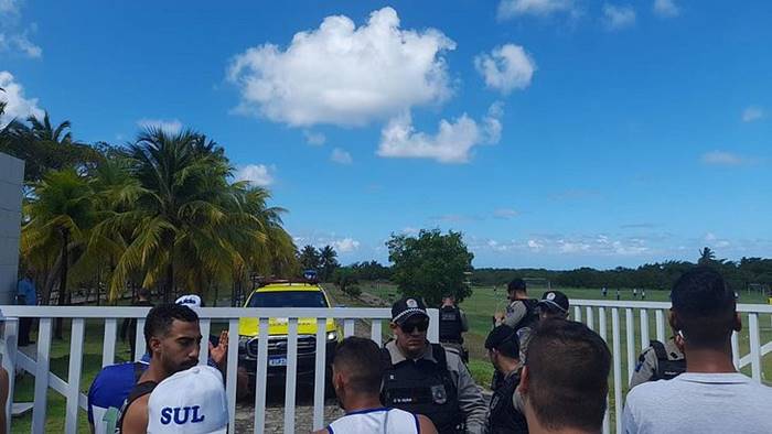 Integrantes de organizada tentam invadir treino do CSA e são contidos por policiais