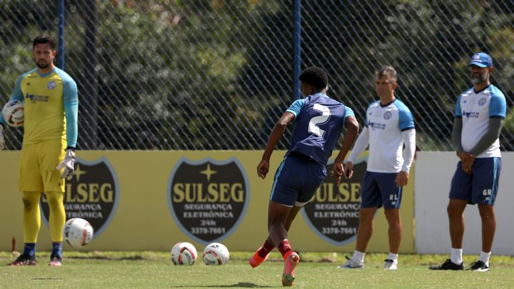 Enderson comanda treino técnico e realiza testes de olho no CSA