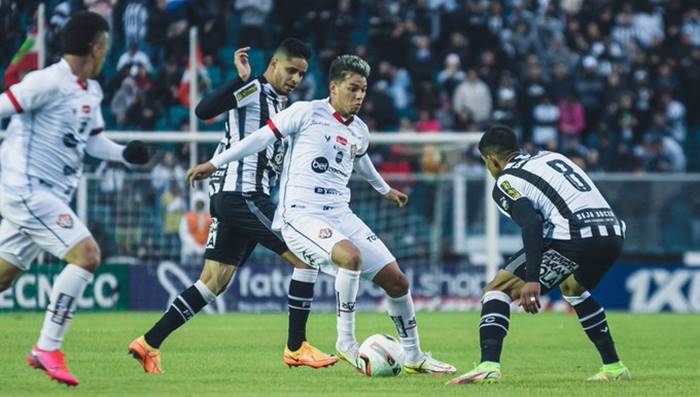 Vitória é atropelado pelo Figueirense e amarga 1ª derrota com João Burse