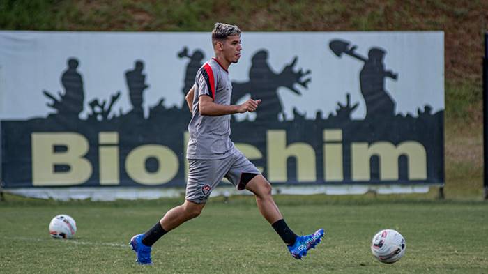 Vitória encaminha renovação de contrato do meia Eduardo