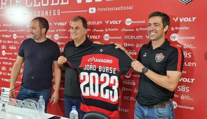 Burse celebra renovação com o Vitória e mira acesso à Série A em 2023