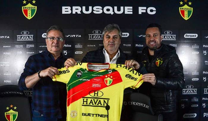 Kleina desiste de candidatura à deputado e assume clube da Série B