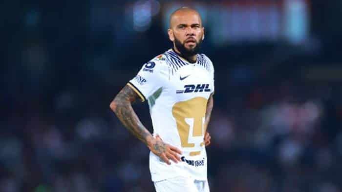 Pumas anuncia lesão de Daniel Alves, mas jogador desmente nota