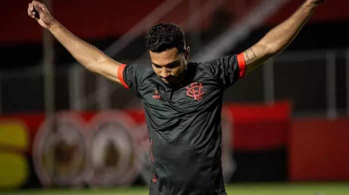 Suspenso, Alan Santos embarca na delegação do Vitória para apoiar elenco