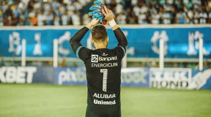 Goleiro responsabiliza elenco por fracasso do Paysandu e quer triunfo sobre o Vitória