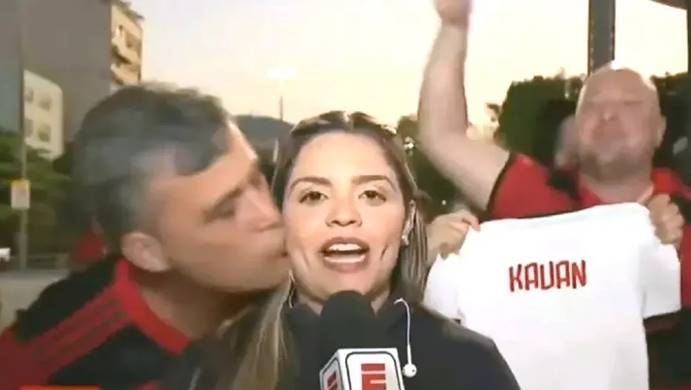 Torcedor do Flamengo é preso após assediar repórter ao vivo; Veja o vídeo