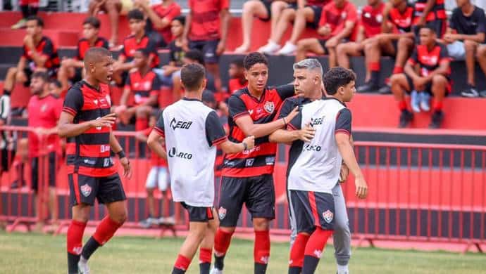 Em nota, Bahia diz que vai acionar TJD e juizado de menores contra dirigente do Vitória