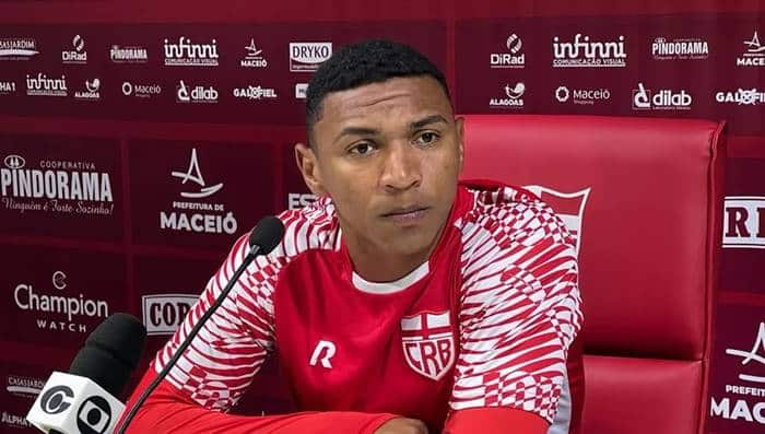 Atacante indica saída do CRB para atuar no exterior: “Buscar algo maior”