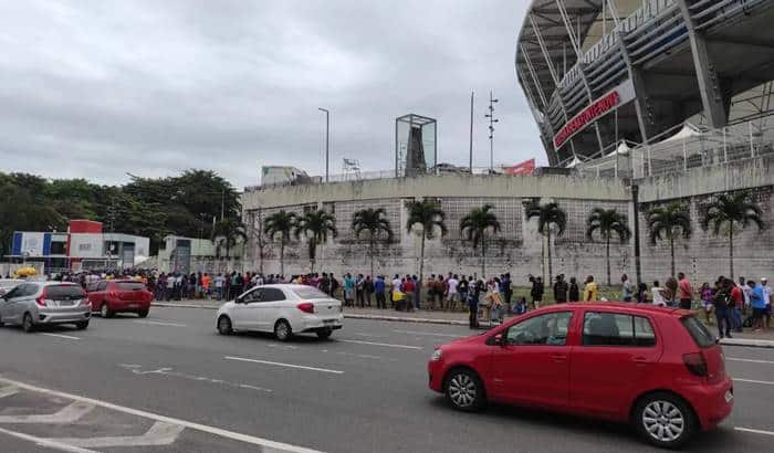 Torcida do Bahia faz longa fila por ingressos para duelo contra o Guarani