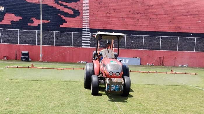 Empresa especializada inicia manutenção do gramado do Barradão