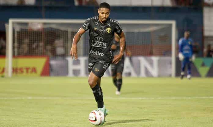 Kleina elogia atacante do Brusque e lamenta ausência diante do Bahia