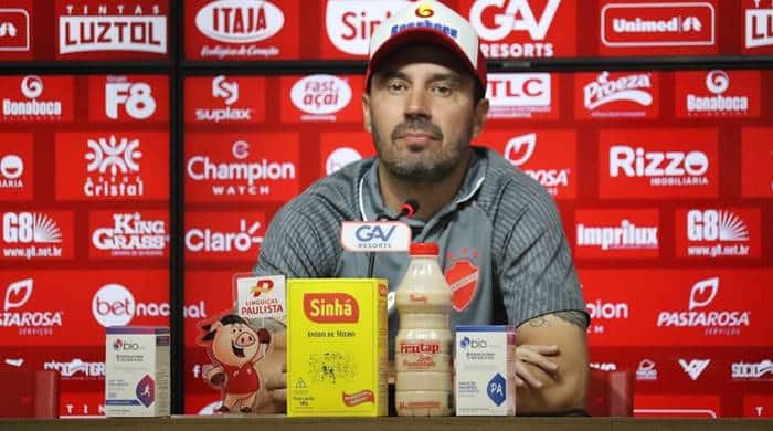 Técnico exalta desempenho do Vila diante do Bahia e celebra manutenção na Série B