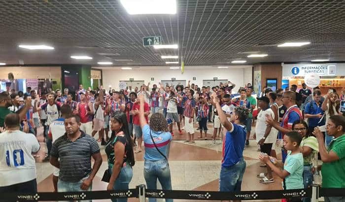 Torcedores recepcionam delegação do Bahia no aeroporto de Salvador