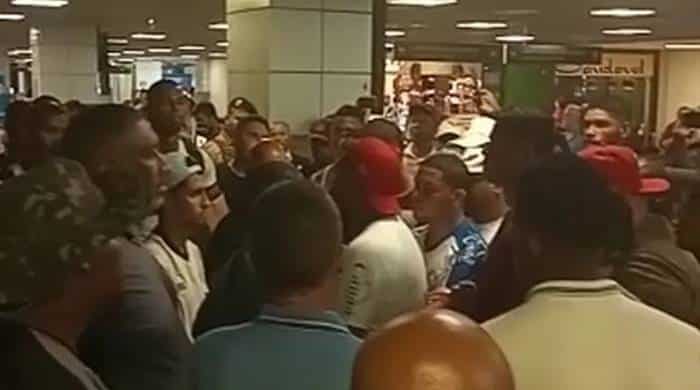 Torcedores do Bahia cobram jogadores na chegada a Salvador; Veja vídeo