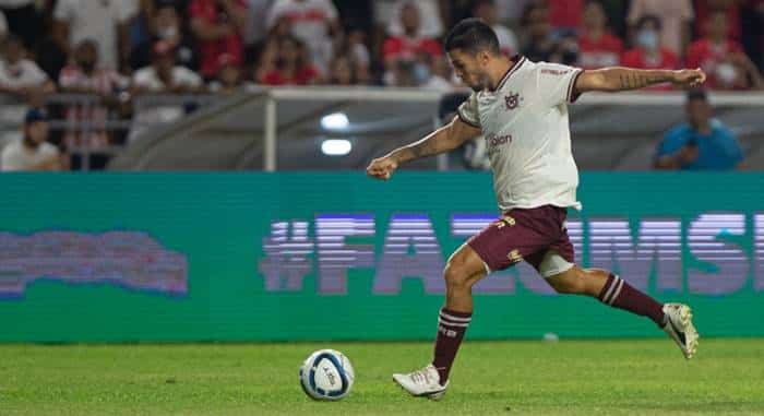 Com demora na resposta, Vitória vê negociação com atacante esfriar