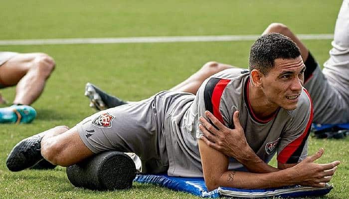 Léo Gomes celebra renovação com o Vitória: “Decisão muito fácil”