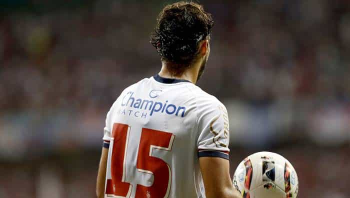 Lateral do Bahia é internado em hospital de Salvador com dores abdominais