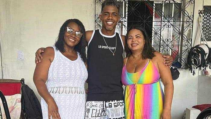 Zagueiro celebra renovação com o Vitória e aproveita férias em Itaparica