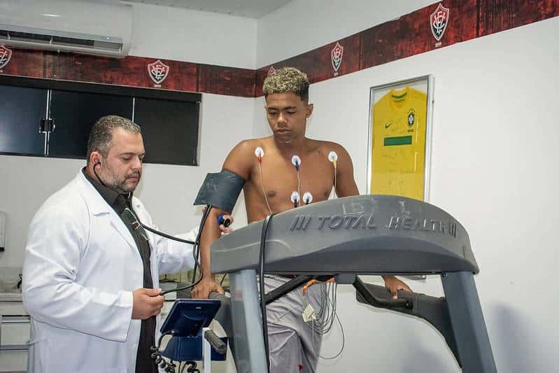 Com dois recém-chegados, Vitória conclui avaliações e realiza treino com bola
