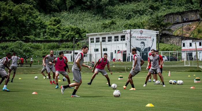 Burse comanda treino com bola, e Vitória tem mais um dia de trabalho