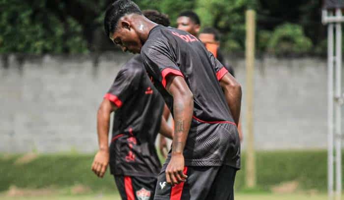 Vitória promove volante e atacante da base ao elenco principal