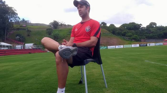 Burse se diz feliz com novos reforços e comenta busca por lateral