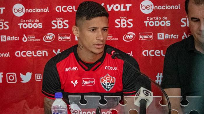 Camutanga comenta disputa por posição na zaga do Vitória