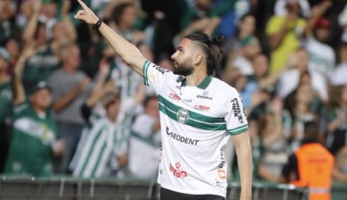 Contratado pelo Vitória, Léo Gamalho posta mensagem de despedida ao Coritiba