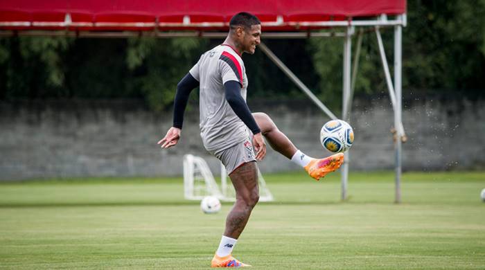 Rodrigo Andrade segue no Vitória a pedido do técnico João Burse