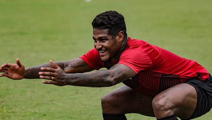 Volante se reapresenta ao Vitória, mas é multado por atraso