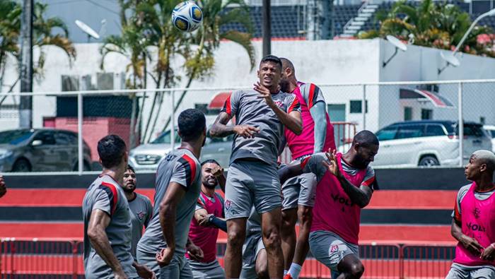 João Burse faz últimos ajustes em treino do Vitória antes de amistoso