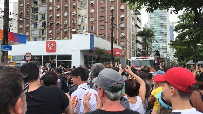 Cortejo com o corpo de Pelé passa pelas ruas de Santos