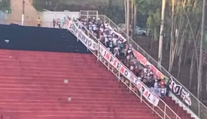 Diretor do Santa Cruz detona setor da torcida visitante no Barradão: “Parecia um curral”