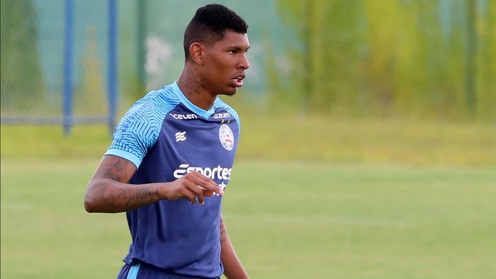 Rogério Ceni testa zagueiros como volante em treino do Bahia