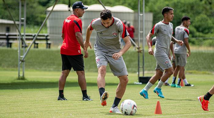 Vitória inicia preparação para o Ba-Vi; Léo Gamalho recebe alta do hospital