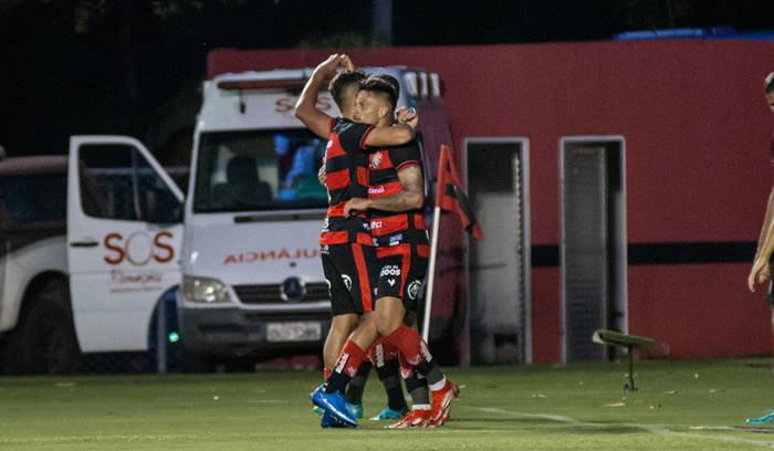 Vitória vence o Cordino no apagar das luzes e avança na Pré-Copa do Nordeste