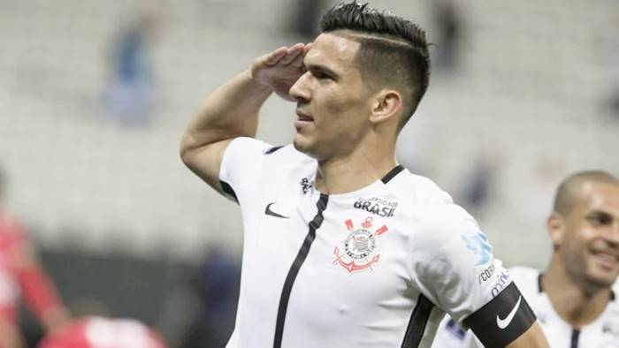 Bahia e Athletico-PR disputam zagueiro paraguaio do Corinthians