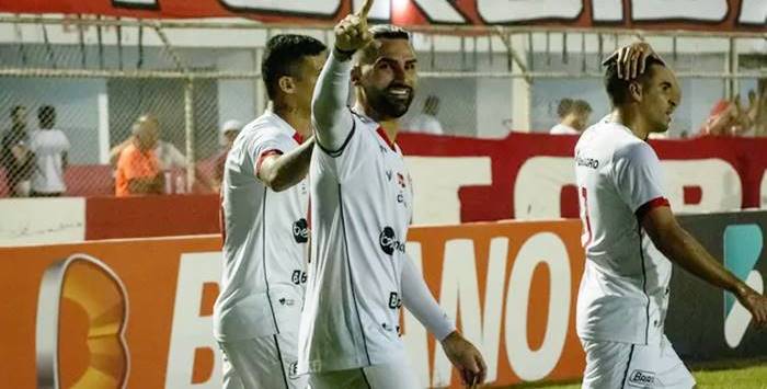 Com 3 gols em 4 jogos, Léo Gamalho agradece confiança da torcida