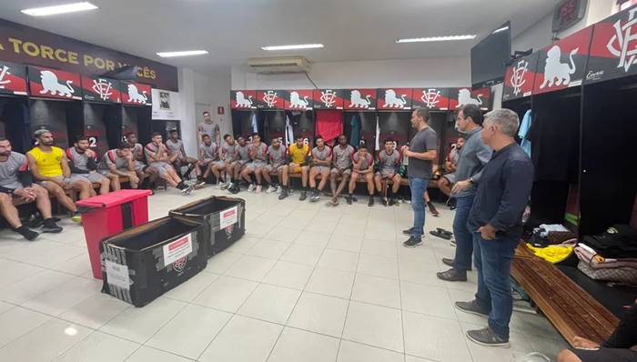 Léo Condé desembarca em Salvador e se reúne com elenco do Vitória