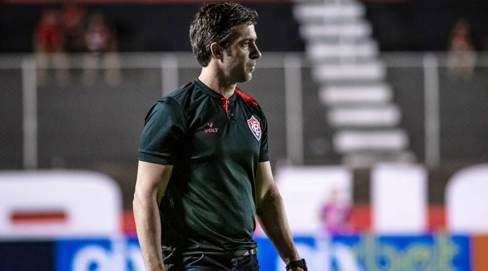 Burse atribui melhora na defesa do Vitória à sequência da zaga