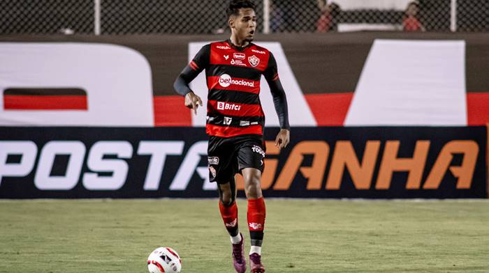 Lateral pede desculpas à torcida após empate e lamenta desatenção do Vitória