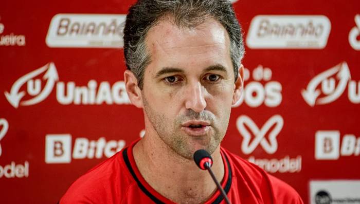 Léo Condé fala em resgatar tradição do Vitória de revelar jogadores