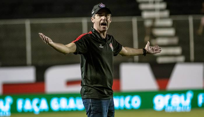 “A gente sabe o tanto que o torcedor sofre”, diz Condé após eliminação do Vitória