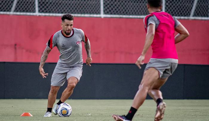 Nem admite que ainda não está em condições de jogar os 90 minutos