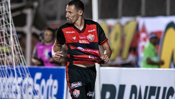 Atacante volta de suspensão e reforça Vitória contra o Sergipe