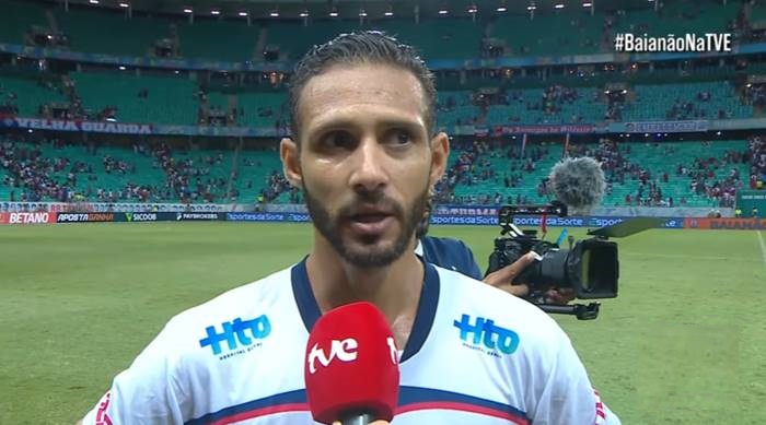 Tiago Corrêa reclama de pênalti marcado para o Bahia nos acréscimos