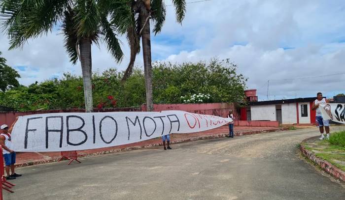 Torcedores do Vitória fazem protesto antes de jogo decisivo no Barradão
